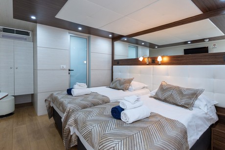 Bridge deck cabin