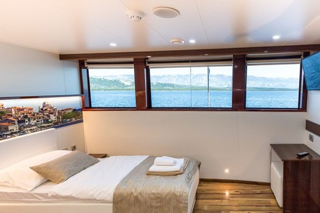 Main deck cabin for single occupancy