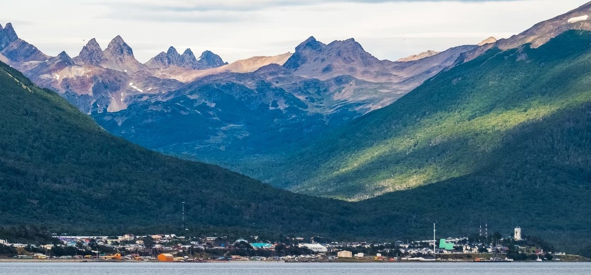 Feture image for 17 Days Luxury Antarctica Expedition - Puerto Williams to Puerto Williams