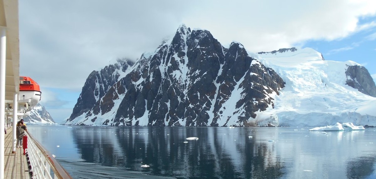 Feture image for Antarctic Peninsula: Crossing the Circle Expedition Cruise
