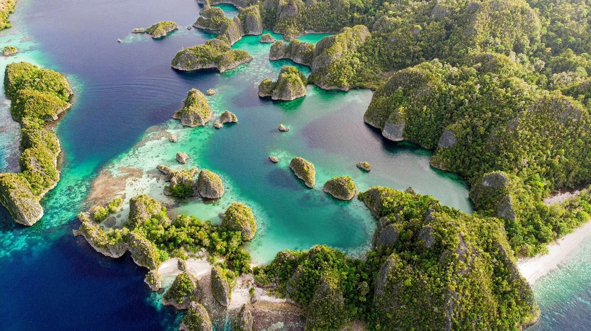 Feture image for Molucca Islands, Raja Ampat and the Philippines: Idylls above and below the Water